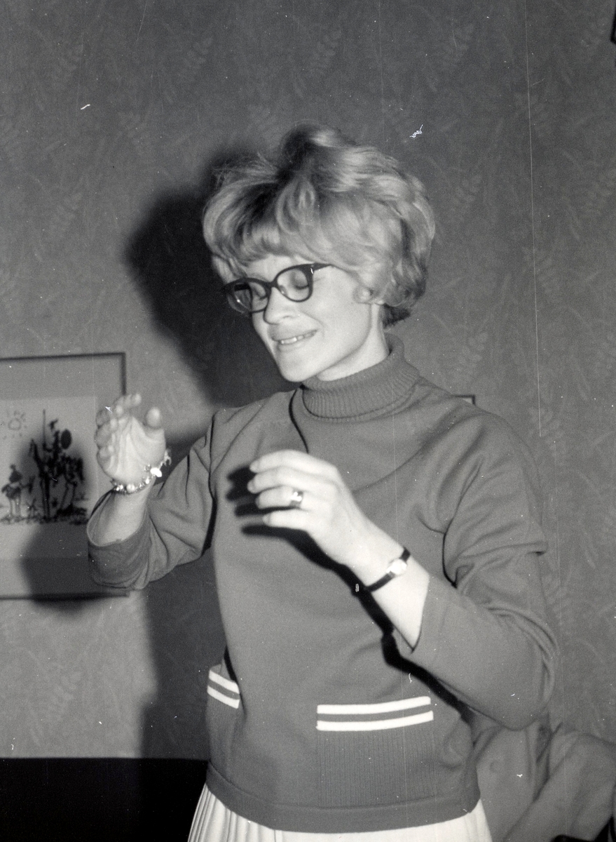 Folkskollärare Margreth Eklund står och gestikulerar i Kålleredskolan/Brattåsskolan cirka 1965. Hon arbetade i Kållered från 1962 - .