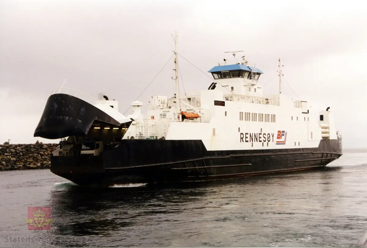 MF Rennesøy anløper Mortavika ferjekai på Rennesøy, 1990 tallet.