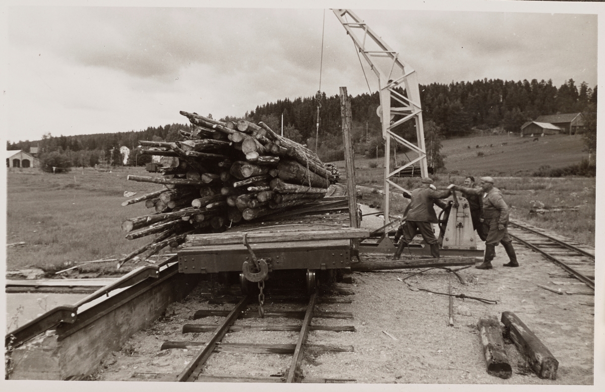 Lossing av tømmer fra godsvogn To 6 på Skulerud brygge
