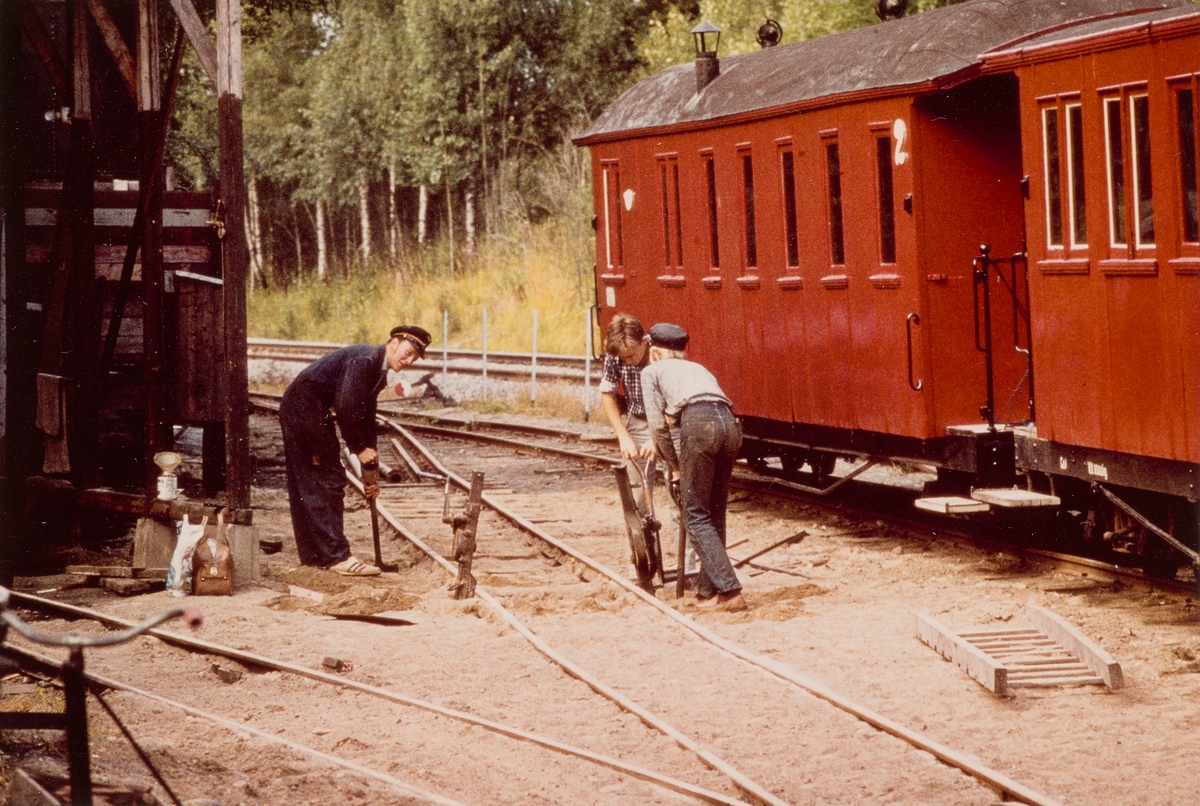 Dugnadsarbeid på Bingsfoss stasjon på museumsbanen Urskog-Hølandsbanen