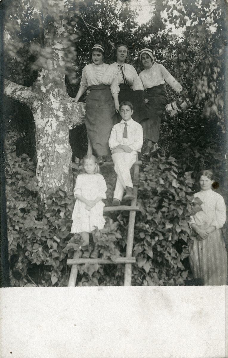 Victoria (øverst til venstre), Serafima (øverst til høyre) og Nikolaj (i midten) sammen med søskenbarn eller venner.