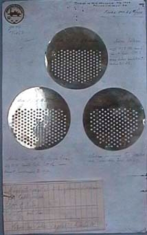 Miniatyrmallar av tubdiagram för ångpannor till loktyperna Litt E (De), G och Pa-Pb.

Mallarna består av tre runda perforerade metallplåtar fastsatta på ett ark.