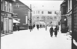 Tyske soldater(?) og norske sivile i Rikard Kaarbøs gate i H