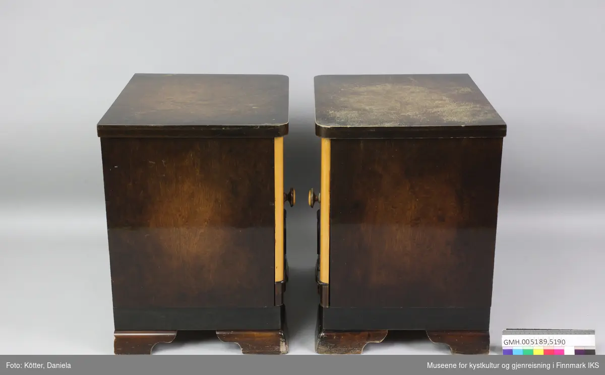 Dette er et av to nattbord som er likedan, men med speilvendt hengslete dører. Nattbordet er laget av finérbelagt treverk. Dørfronten er transparent lakkert, mens sidene og topplaten samt føttene er mørk beiset.