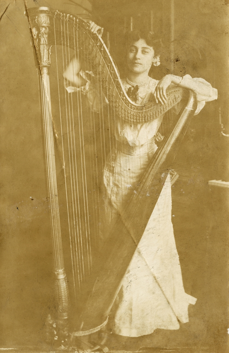 Florentine Rostin posserende med harpe.