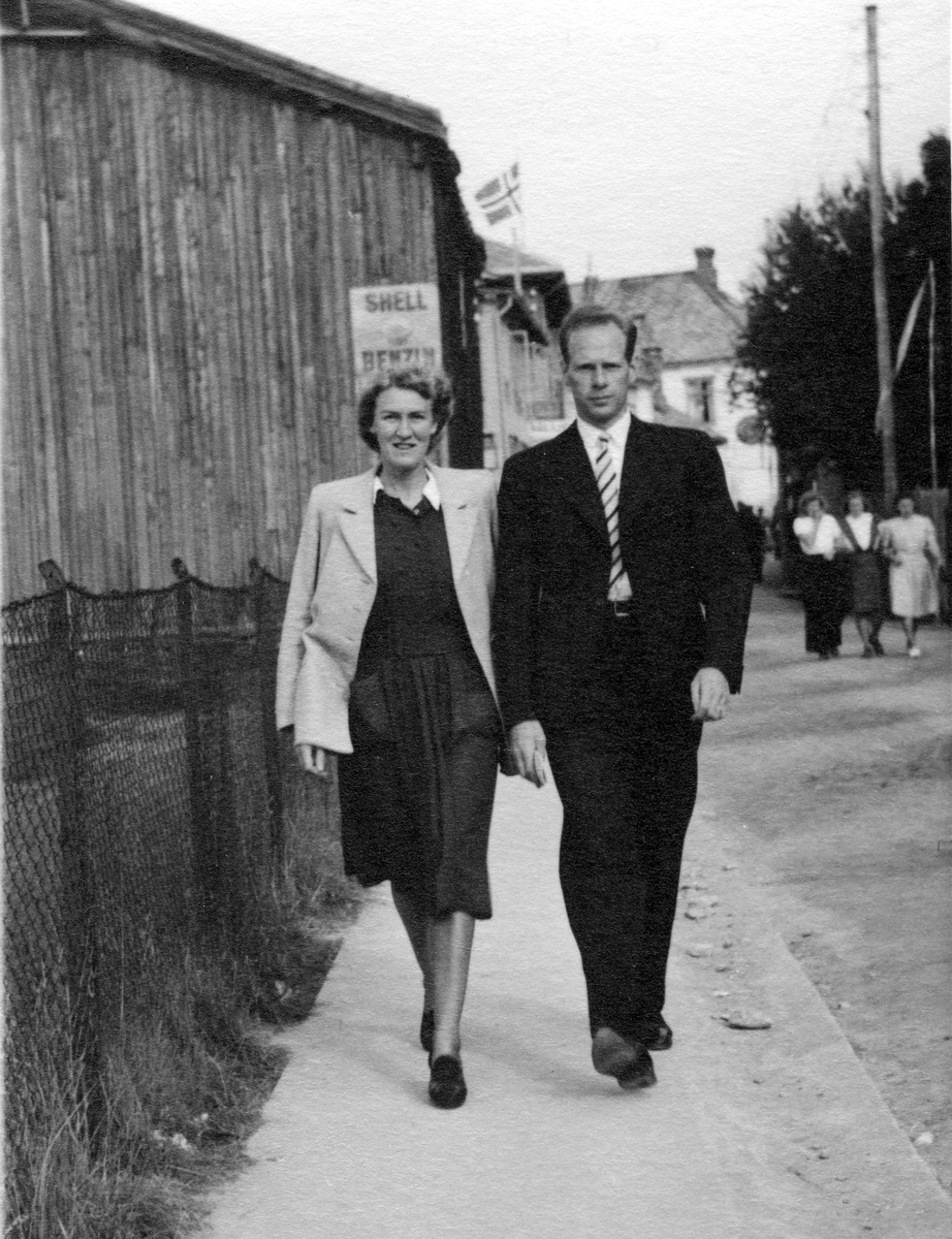 Ingeniør Karl Ingvaldsen med fru på vei til festmiddag i forbindelse med 300-årsjubileet for Røros Kobberverk i 1946