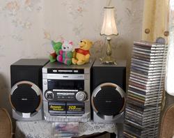 Stereoanlegg og CD-plater. Fra stuen i "Et pakistansk hjem i