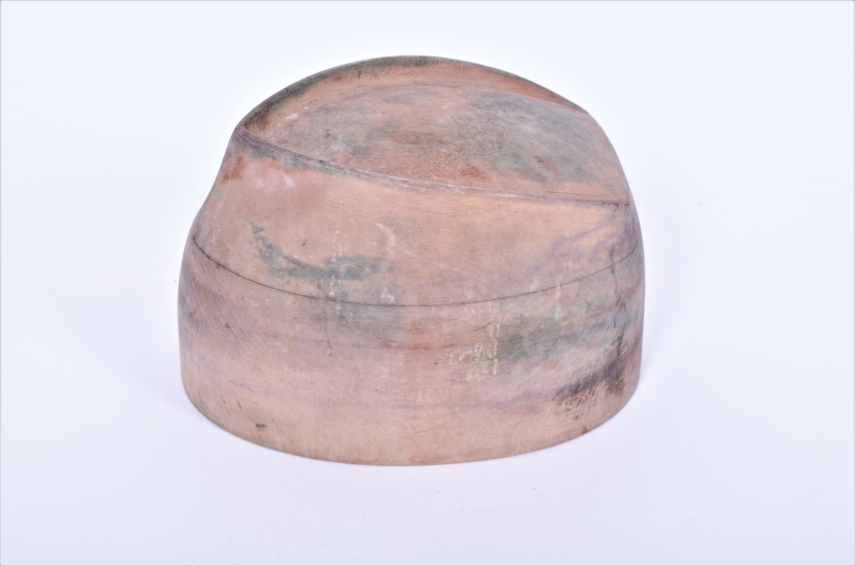 Hatteblokk, form for å lage hatt. To trestykker som er sett saman.  Oval i botn, forma som ein "plog" øverst. Under bora tre hol, 2,5 cm i diameter.