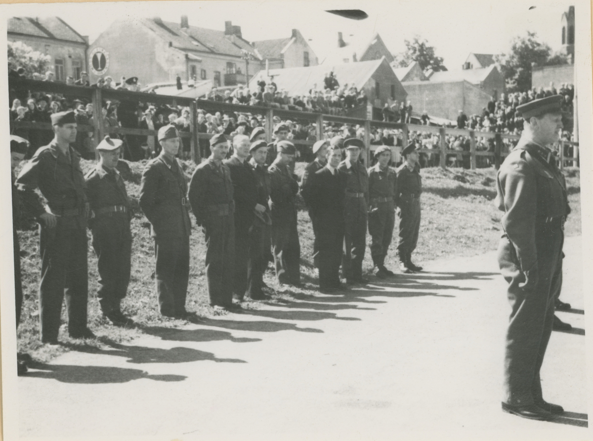 3. juni 1945 , 3 bilder fra Nedre Torg.

Bilde 1: Oberst Olav Helseth foran general Thornes stab, taler til Milorg.

Bilde 2: Sir Andrew Thorne taler.

Bilde 3: Milorgguttene i parade.