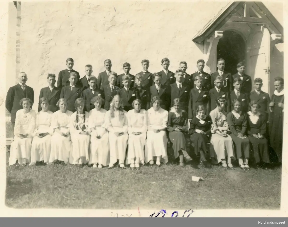 Konfirmasjon i Steigen Kirke i 1937. Konfirmantene fotografert utenfor kirken.