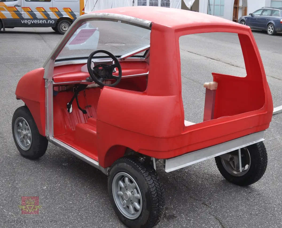 Rød prototype av Pivco PIV 1. Bilen hadde to seter. Rød ut- og innvendig, og aluminiumsfelger. Bilen mangler interiør og drivsystem.