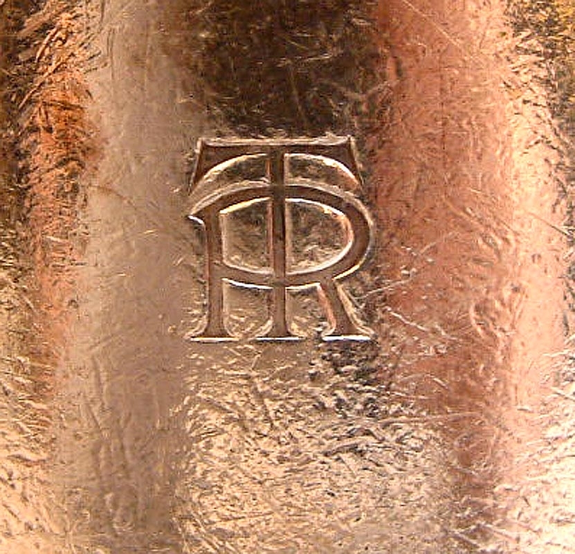 Gräddkanna för 18 cl, av nysilver med lock. Profilerad list upptill och nertill. TR-logotyp på sidan.

Kannan är av samma modell som gräddkannan Jvm18254-1, men denna har den nyare TR-logotypen samt originalknoppen på locket.