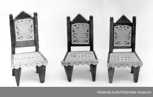 Dockmöbel - stolar. 3 stycken av grönmålat trä med påklistrat gulvitt spetsmönstrat papper.