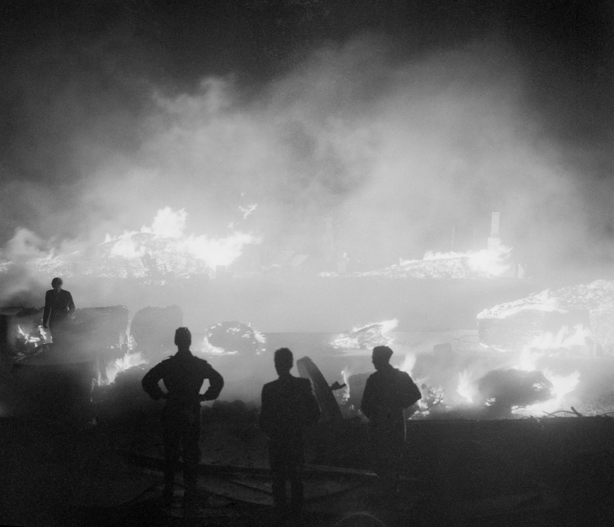 Vid 14-tiden den 27 augusti 1959 startade en brand vid en soptipp väster om Västervik. Inom kort gick branden på en halv mils bredd i frånlandsvind och en katastrof hotade kuststaden med havet som spärr i öster. Förutom Västerviks yrkesbrandkår, borgarbrandkår och olika industribrandkårer deltog i släckningsarbetet brandavdelningar från Norrköping, Linköping, Överum, Gamleby, Hjorted, Hallingeberg och Gladhammar. Från Linköpingsgarnisonen rekvirerades också militär hjälp med 375 man. Från F3 dirigerades även ett flygplan till Västervik med radiobil för att leda släckningsarbetet. Ett väldigt rökmoln fick solen att lysa mattröd över staden och en spökstämning spreds på gatorna. Man förberedde att flera hundra familjer skulle få lämna sina hem vid den omedelbara eldfronten. Med en heroiskt och samfälld insats hejdades dock eldens framfart efterhand och stadens invånare kunde andas ut.