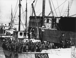 Britiske soldater i en fiskeskøyte ved kaia i Harstad.