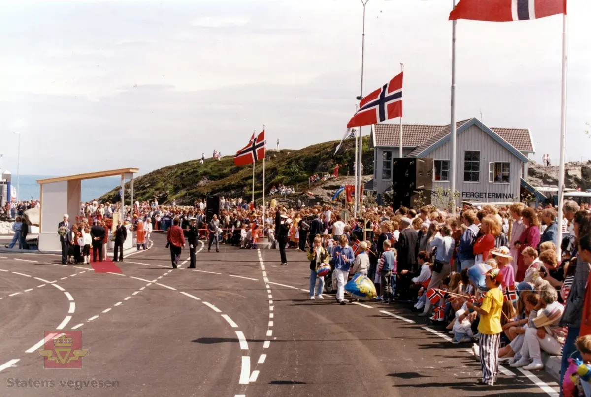 Åpning av Arsvågen ferjekai i 1992.  Venting før Hans Majestet Kong Harald V ankommer.