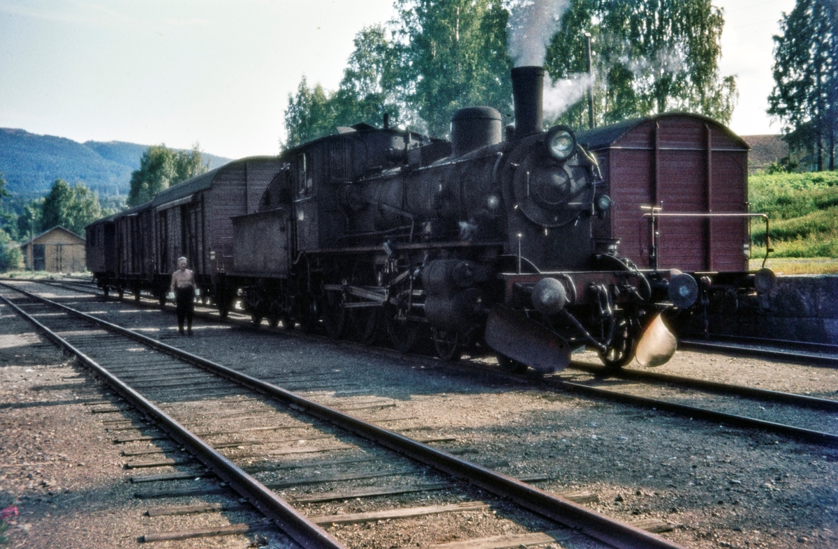 Damplokomotiv type 27a nr. 296 med godstog på Skreia stasjon på Skreiabanen