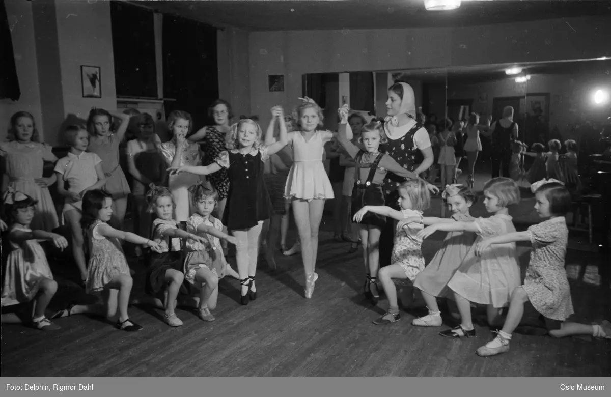 Rita Tori ballettskole, interiør, jenter, elever, kvinne, ballettpedagog, speil