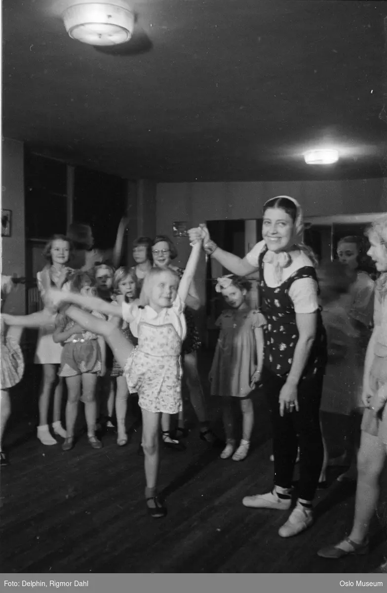 Rita Tori ballettskole, interiør, jenter, elever, kvinne, ballettpedagog