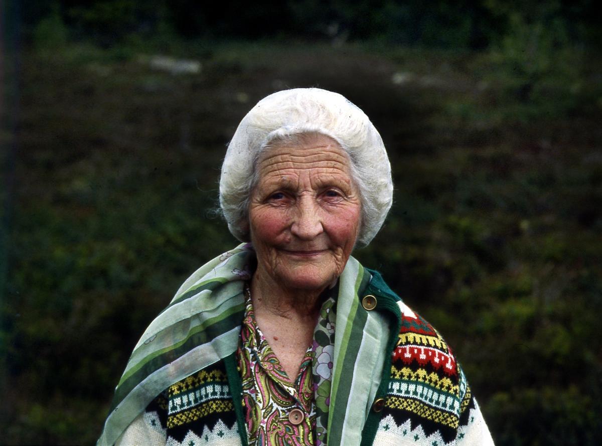 Portrett av "Gunhild fra skogene", med strikkekofte.