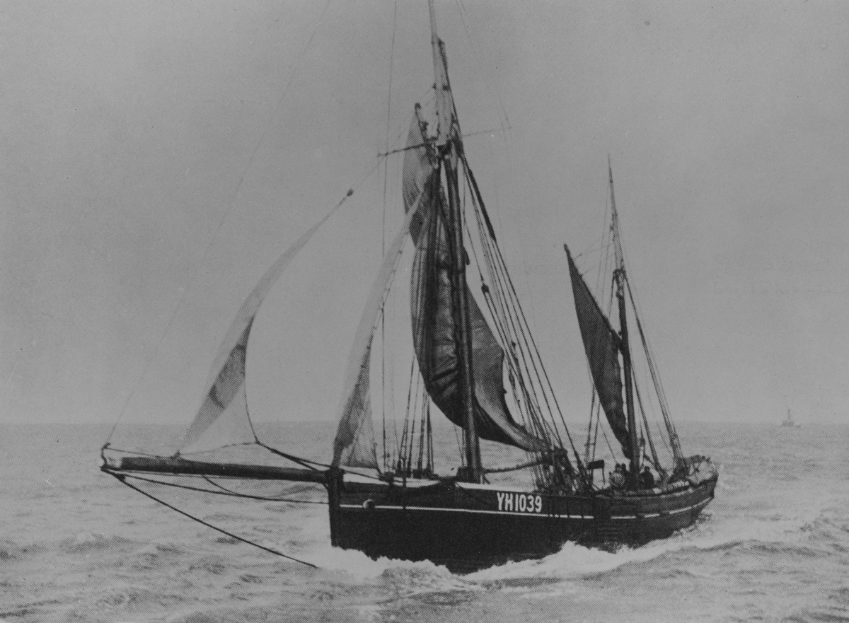 Bildet viser båten "Better luck" som var bygd i Jarlmouth, 1885. Sank i 1991. Båten ble solgt til Norge i 1918. Det siste navnet på båten var Storli. Dette bildet ble brukt som illustrasjon til boka "Sailing Trawlers" av Edgar March. Boka ble først utgitt i 1953, sist utgitt 1983. Boka finns i Sjøfartsmuseet i Oslo og Tromsø