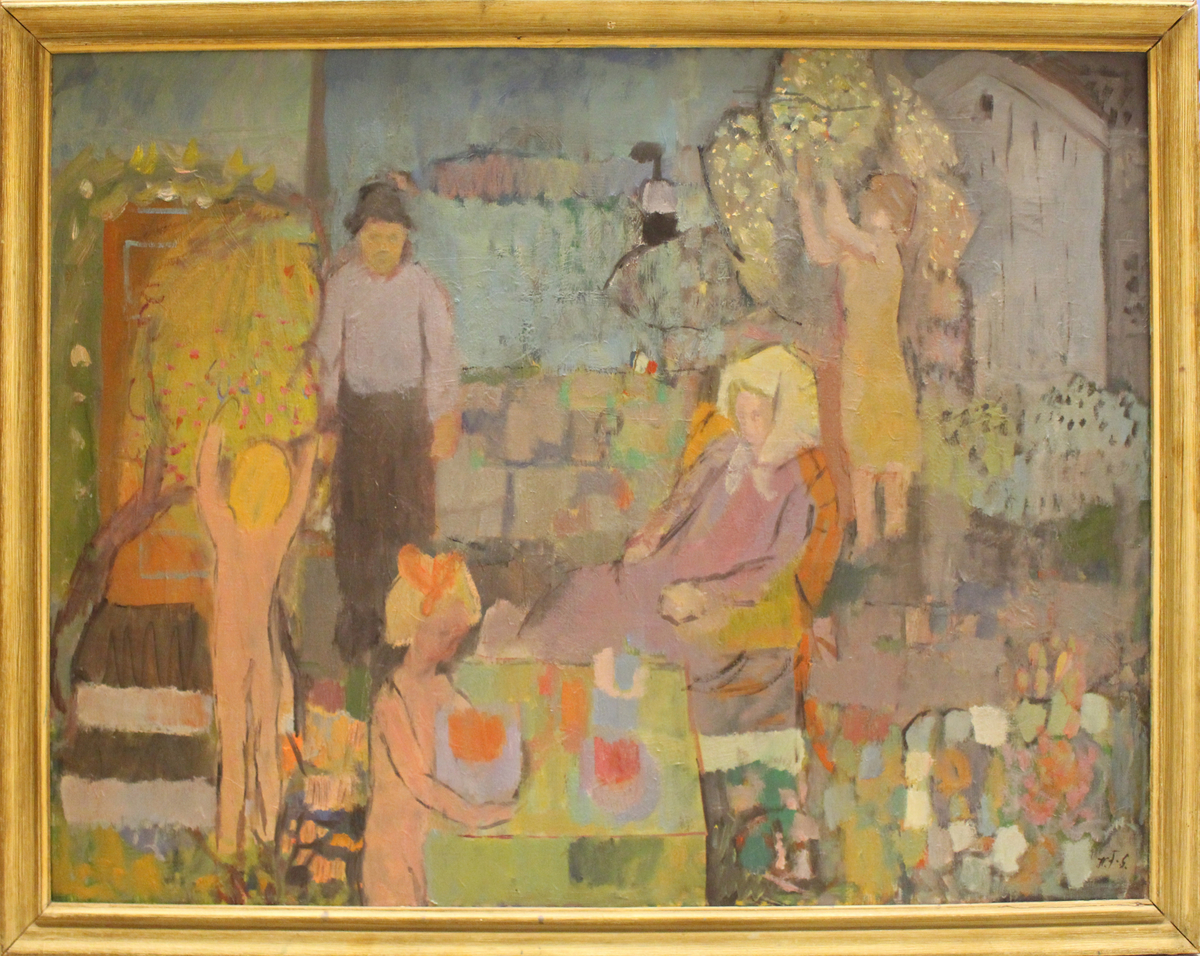 En gruppe mennesker, tre voksne og to barn, avbildet i en hage. To nakne barn. Den sentrale personen er en kvinne som sitter på en stol med hodeplagg og rosa kjole. En kvinne i bakgrunnen plukker frukter fra et tre.   