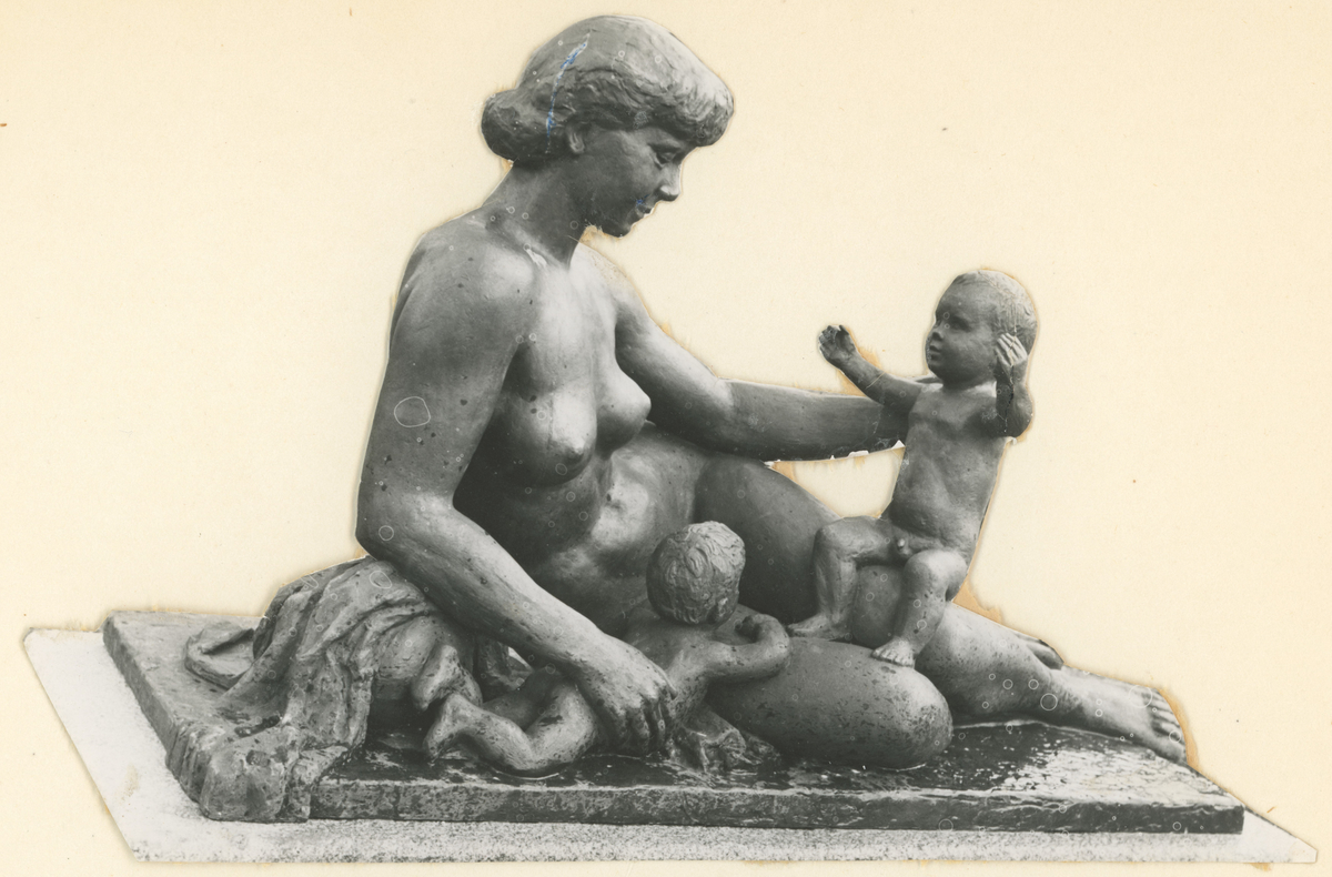 Skulpturen "Mor med barn" av Arne Durban, oppsatt hos Helly J. Hansen a/s i 1956. Tre bilder.