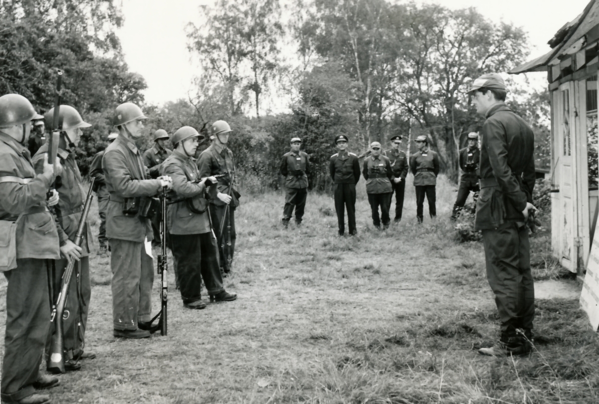 Rikshemvärnstävlingen 1967, sid 35

Bild 1. CA adjutant, major Björn Orward, CA, gen Göransson och C P 10, överste Henricson

Bild 2. Genomgång före skjutning. CA och C P 10 i bakgrunden.