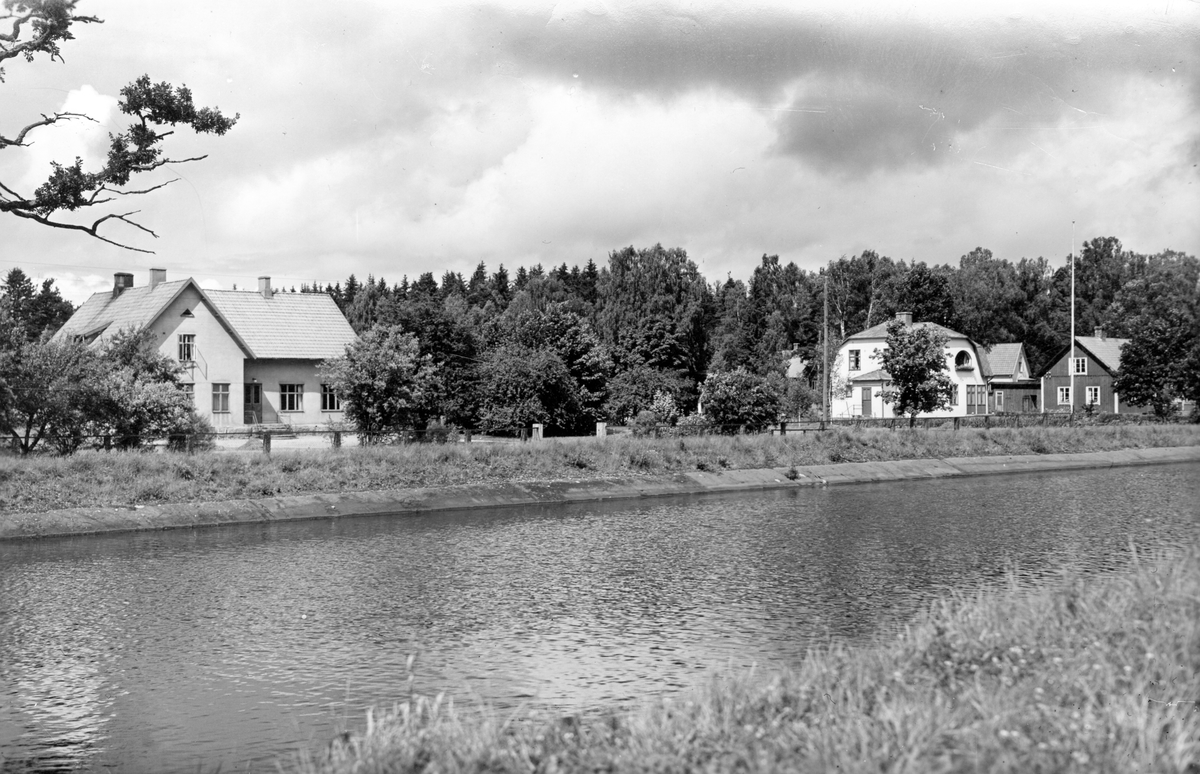 Delary är en gammal bruksort med ursprung i ett järnbruk. År 1871 tog Malmö Trämassefabriks AB över Delary Järnbruk och byggde en sulfatfabrik som startade 1872. År 1875 brann hela massafabriken ner till grunden. Först vid nyåret 1877 kom verksamheten igång igen Nu hade man dessutom byggt till en mekanisk verkstad och här tillverkades så småningom både lokomotiv och vagnar. Malmö Trämassefabriks AB upplöstes 1900 och Svenska Sulfatcellulosa AB bildades. År 1909 övertog Strömsnäs Bruks AB Svenska Sulfatcellulosa AB. Fabriken lades ned 1981.