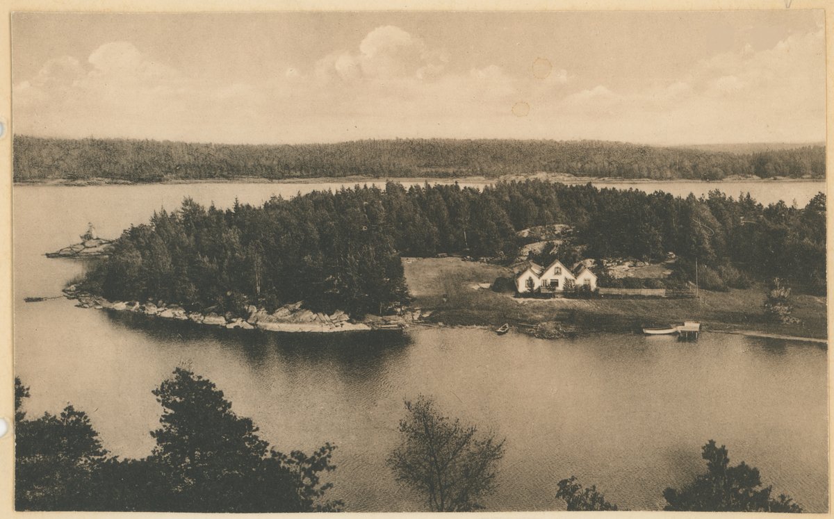 Gamle "Elverhøy" utfluktssted på Årvold-tangen, ca. 1935.
Historikk: brant i 1930.

Merknad: bildet hadde et nummer printet i øverste høyre hjørne som nå er retusjert bort.