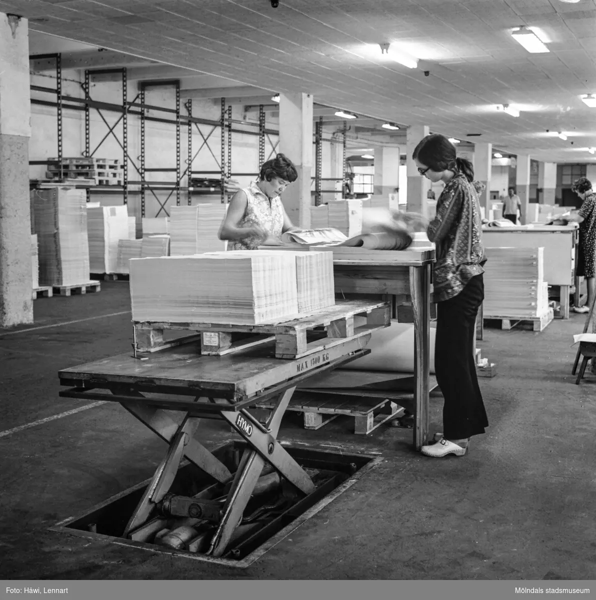 Kvinnor i arbete med att sortera papper på pappersbruket Papyrus i Mölndal, 8/9 1970.