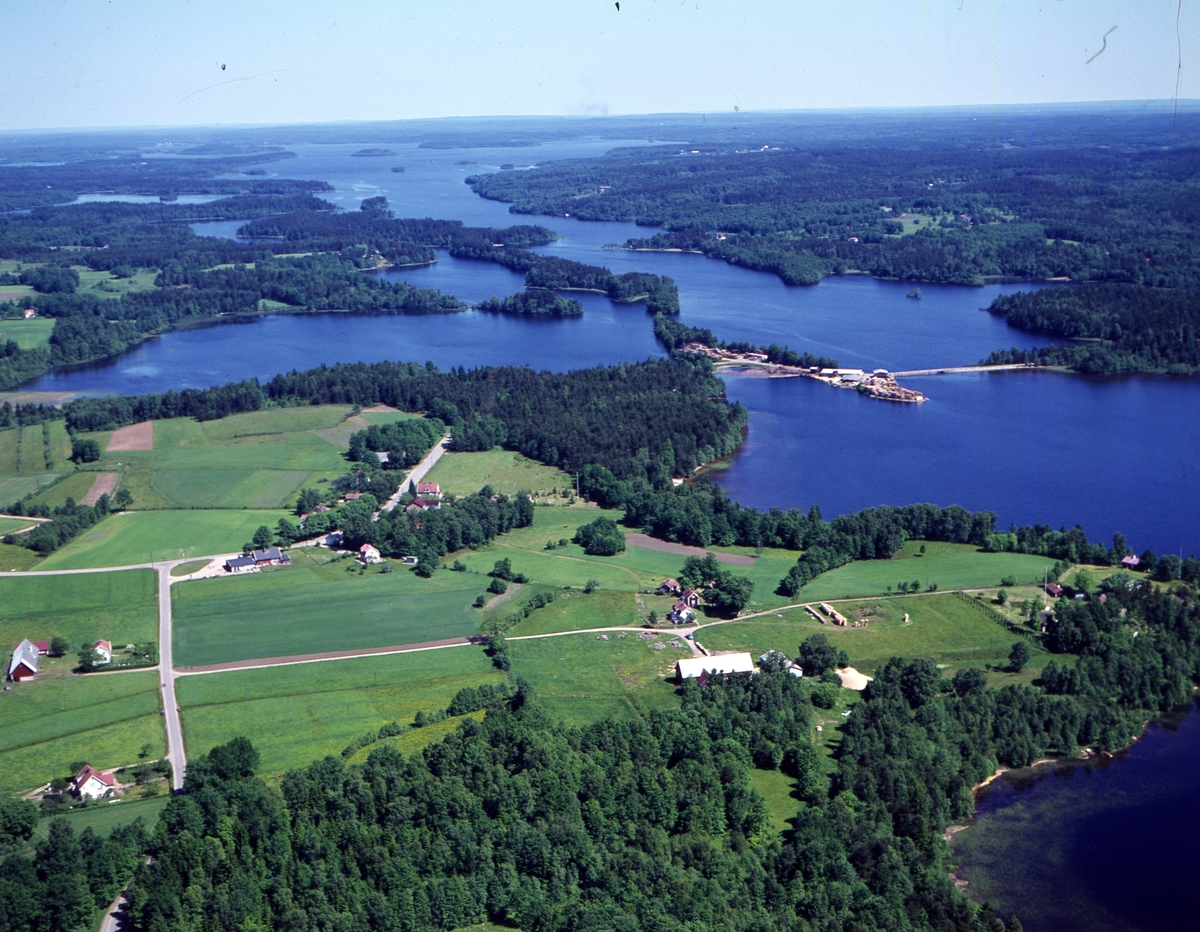 Färgfoto.
Vy över Bolmsö, med bron över till fastlandet vid Tannåker.