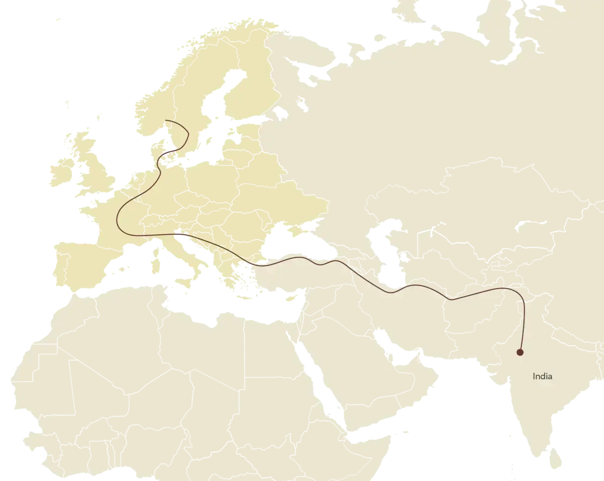 Kart over Europa, Nord-Afrika og store deler av Asia. På kartet er det tegnet på en rød strek som viser språkets omtrentlige vandringsrute fra Nord-India og fram til Balkan.