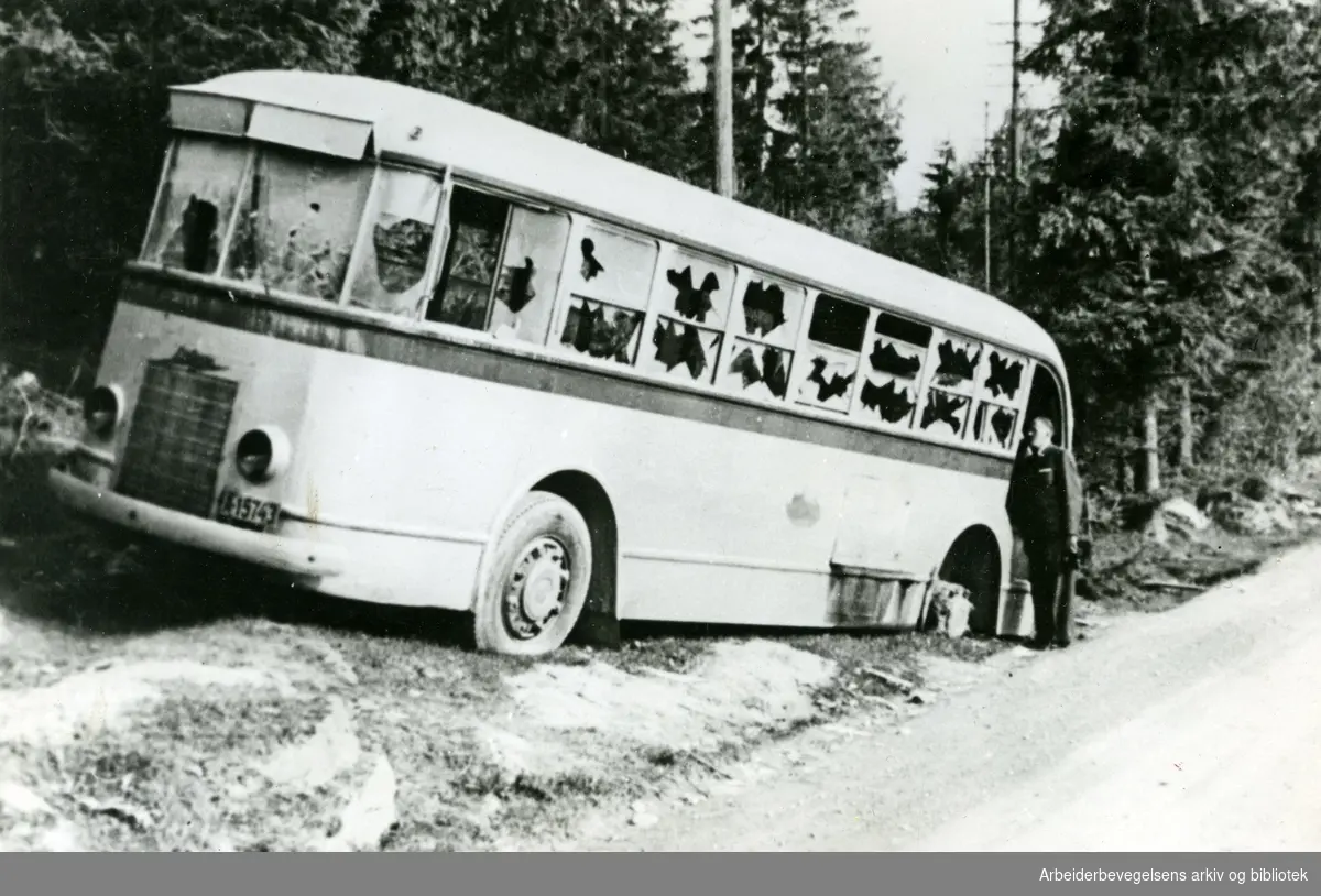 Under april-dagene 1940 rekvirerte den tyske overkommandoen busser fra Oslo Sporveier til transport av soldater. Denne ødelagte bussen, som tydeligvis har vært i kamp med norske soldater, ble funnet forlatt på Ringerike.