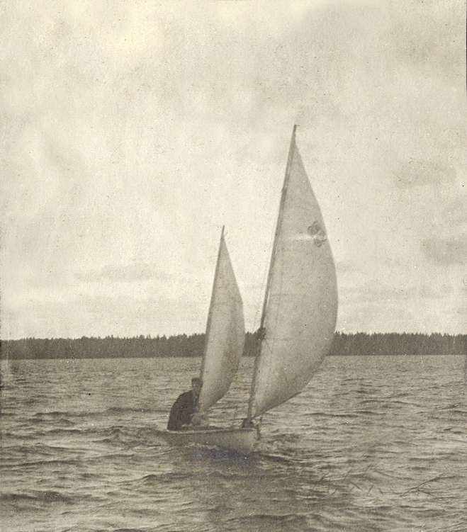 En man i en segelbåt.
Text vid fotot: " - Vi höllo gärna - till på Hästskoö - där vi oftast övernattade - ".