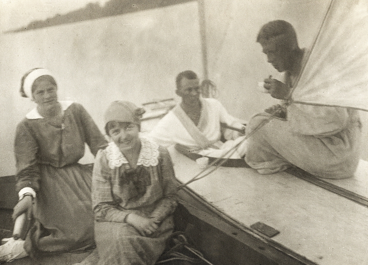 Två unga kvinnor och dito män i två segelbåtar.
Under fotot text: " - Ibland tilläts - flickorna följa med - ".