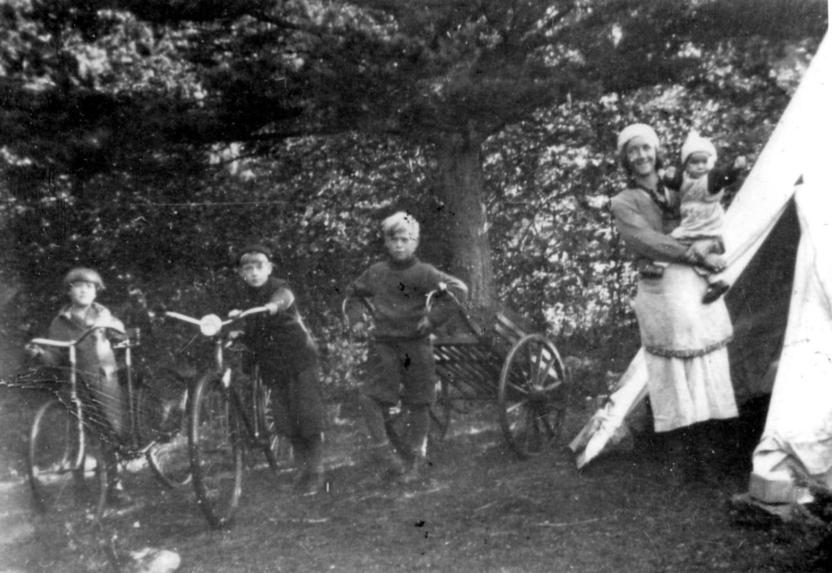 Barn i lek med sykler.