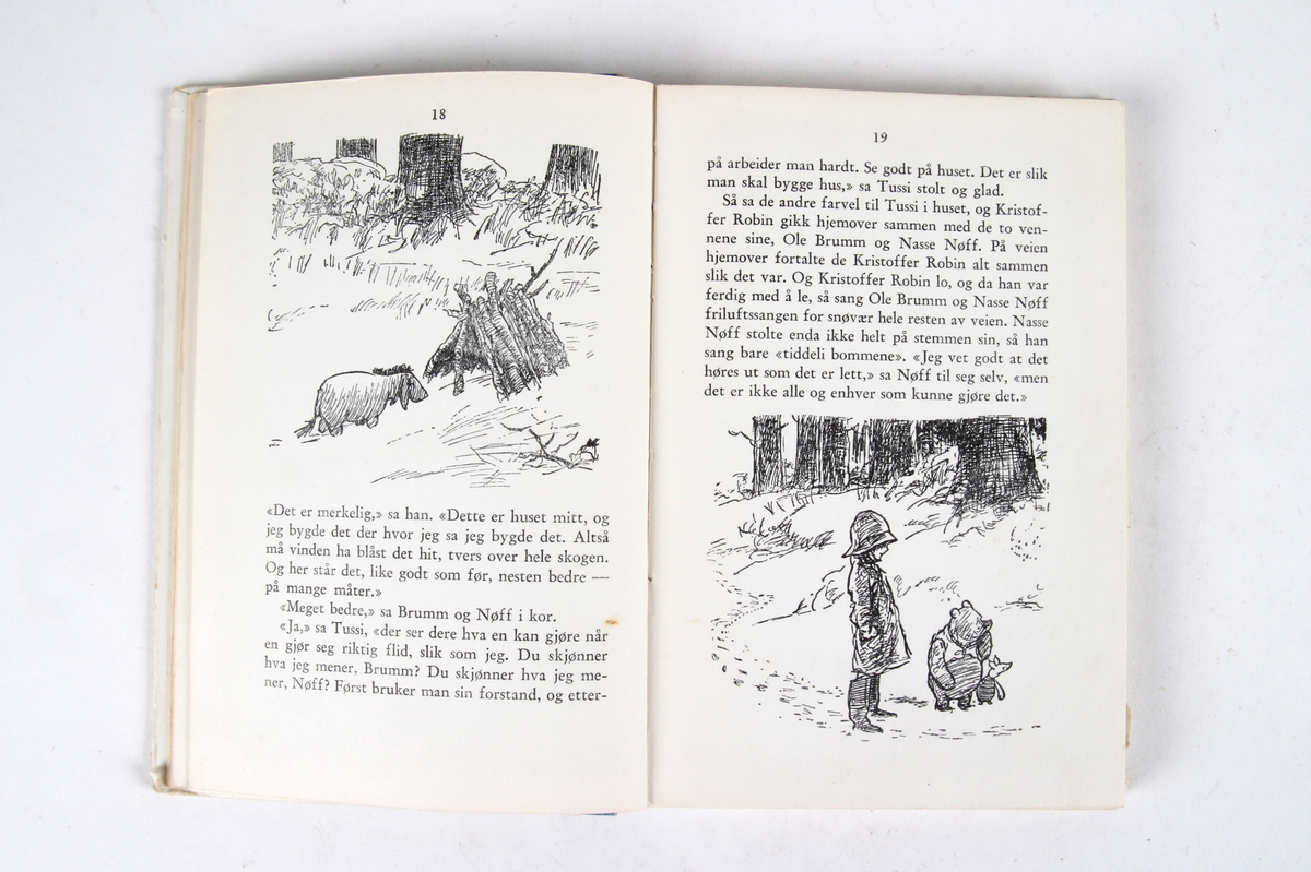 Innbundet barnebok med illustrasjoner tegnet av Ernest H. Shepard.