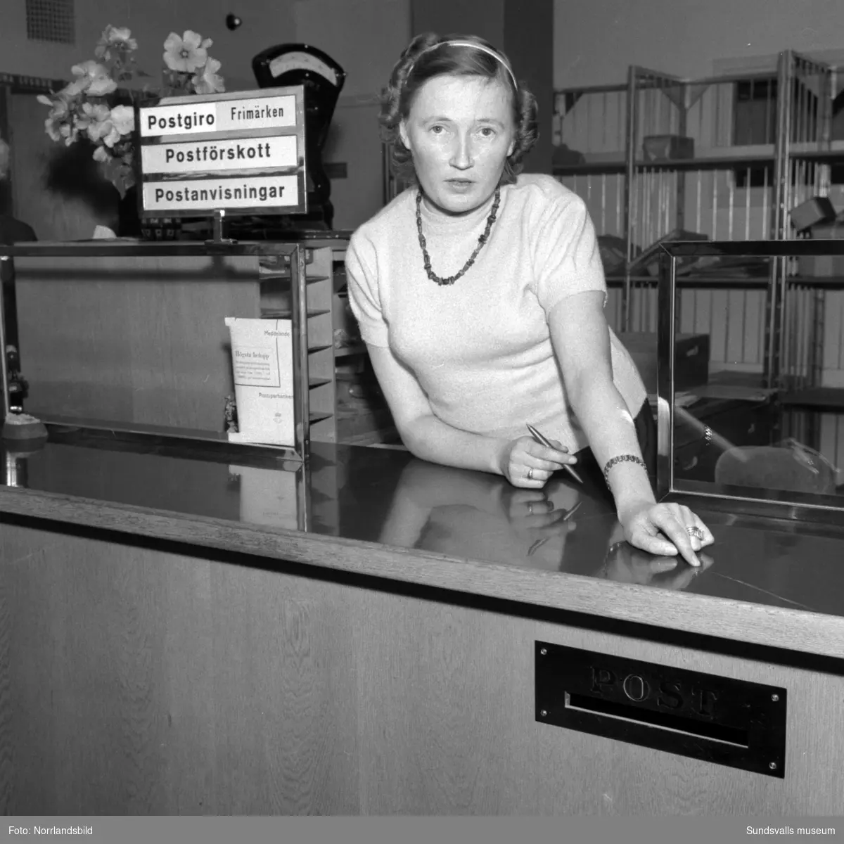 Postkontoret i Sörberge utsattes för ett rånförsök i september 1959 men föreståndarinnan Aina-Britt Hjerpe och hennes kollega Astrid Lundberg lyckades tillsammans med en kund, Putte Wickberg, övermanna den knivbeväpnade rånaren. Reportagebilder för Dagens Nyheter.