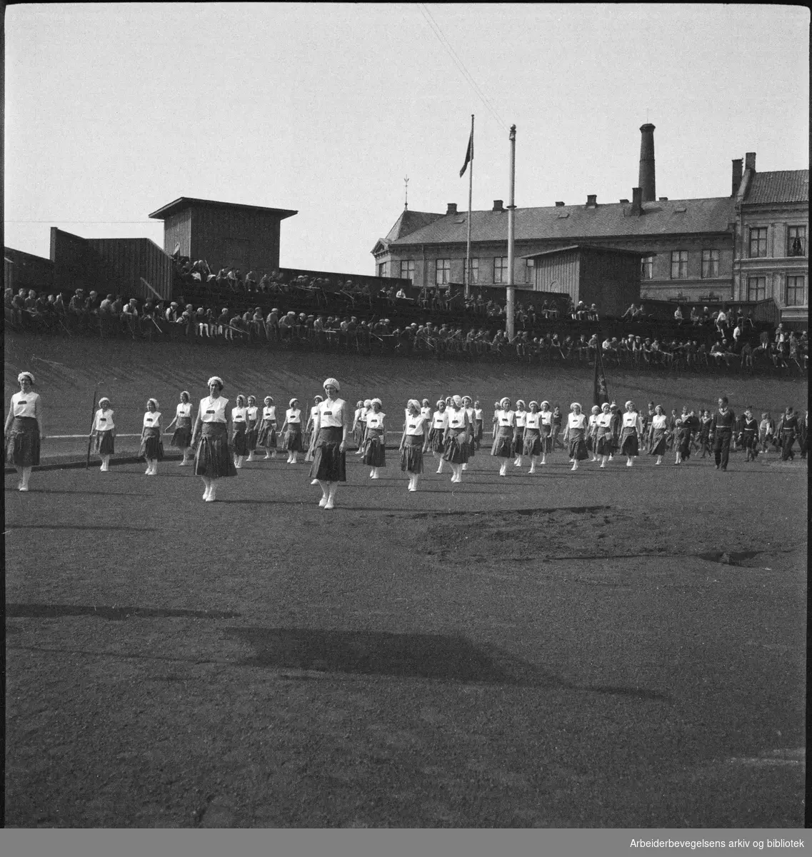 1. Mai 1932 på Dælenenga i Oslo. AIF.