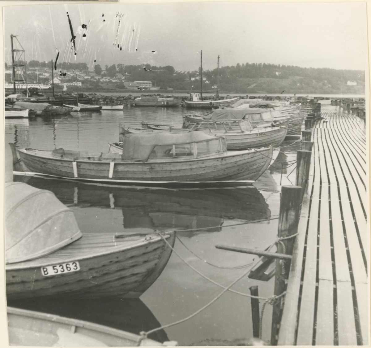 Fiske båthavn, to bilder.

Bilde 1:
Årstall 1952. Den gamle fyllingen.

Bilde 2:
Årstall 1958. Båthavnen.