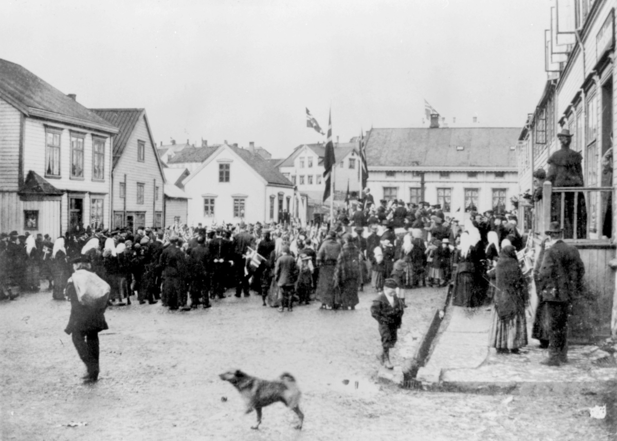 17.mai i Vadsø i 1904. Folkemengde samlet på torget, de er på vei oppover Tollbodgaten.