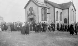 17. mai-feiring i Vadsø rundt 1910. Folkemengde foran kirka.