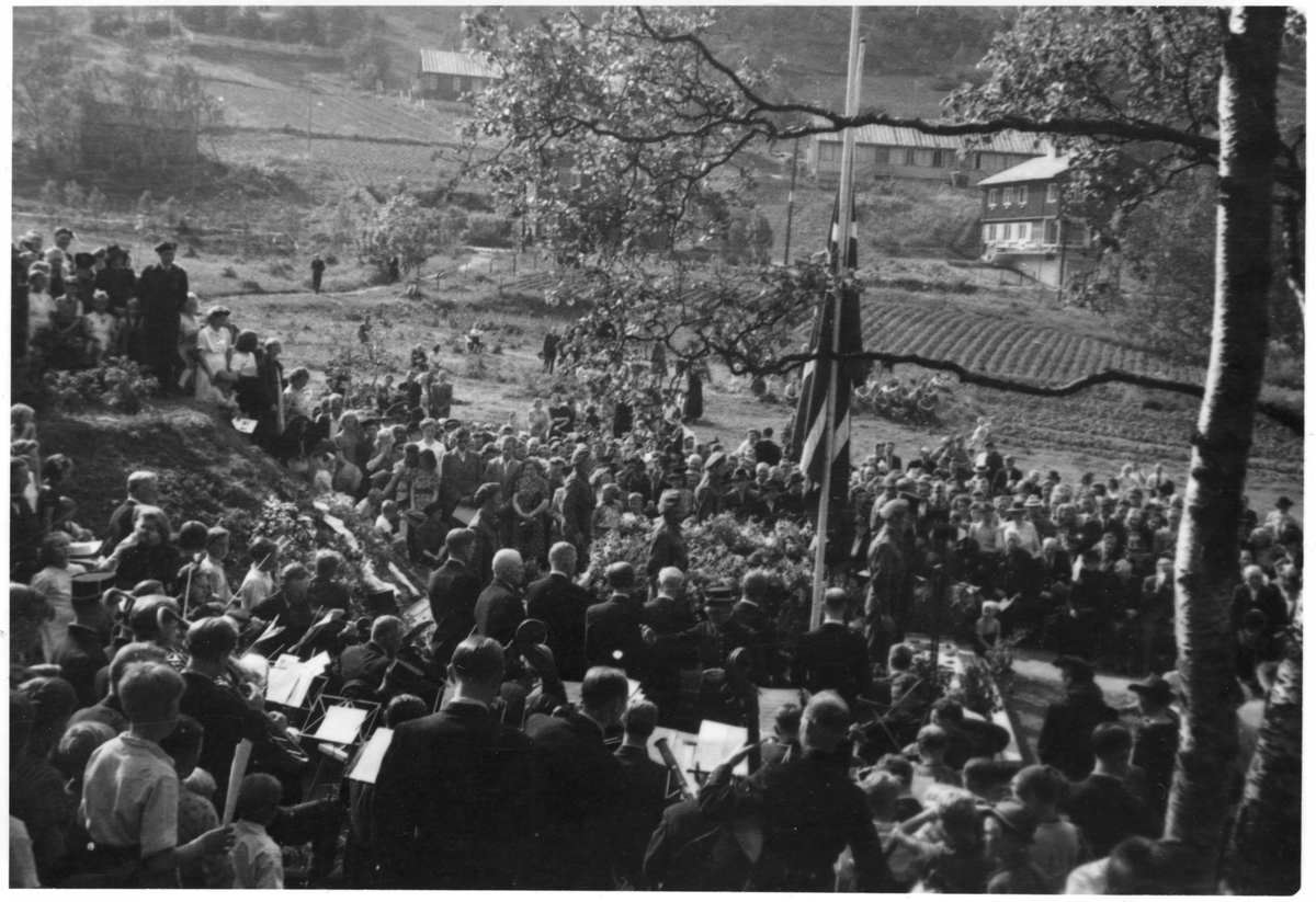 Folkemengde og flagg på halv stang under minneseremoni for Alf Pettersen og Per Spilling.