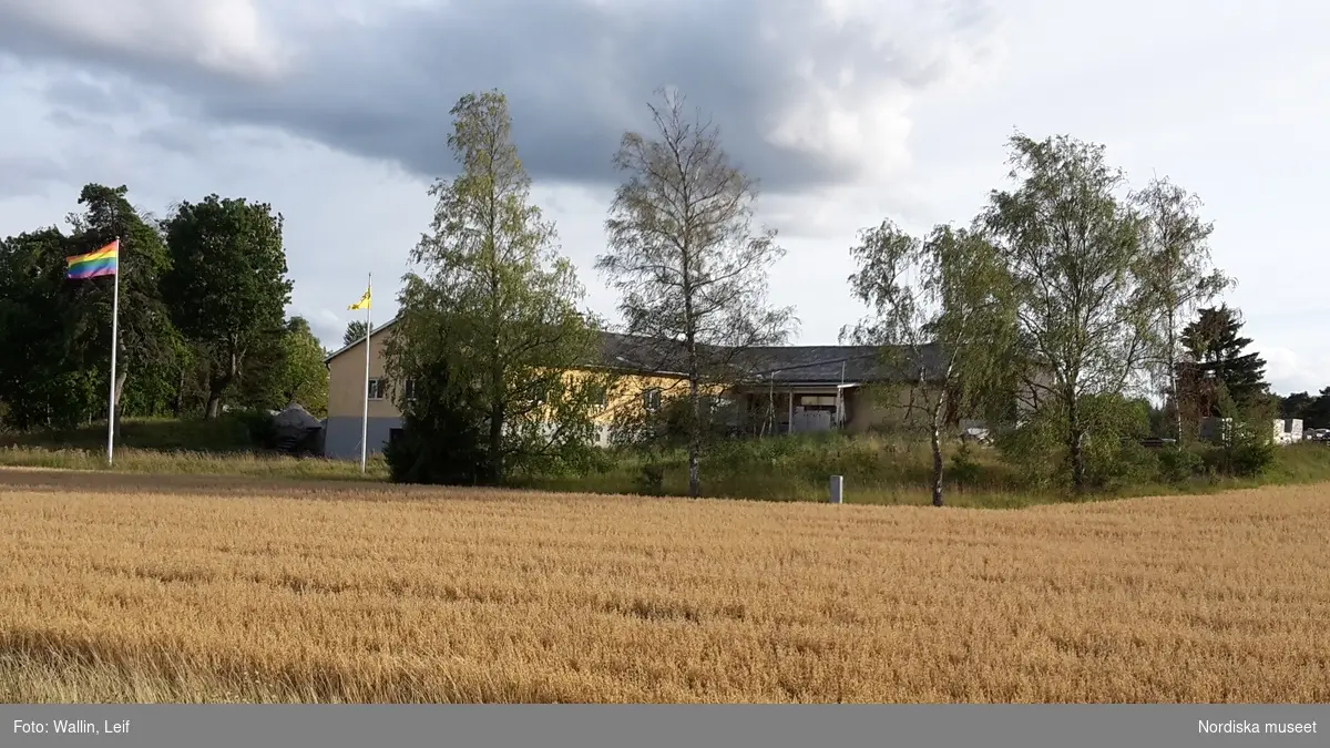 Prideflaggan (regnbågsflagga) vajar i vinden  utanför Enköpings snickeri,