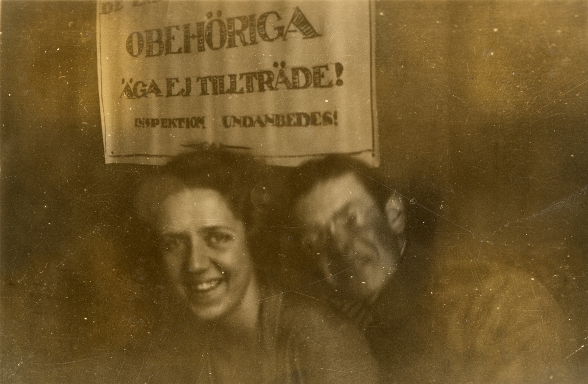 Text i fotoalbum: "Fältingenjörskolan i Eksjö, sept 1929". Text i vägtavlan på bild: "De enrandigas klubb. Obehöriga äga ej tillträde! Inspektion undanbedes!".