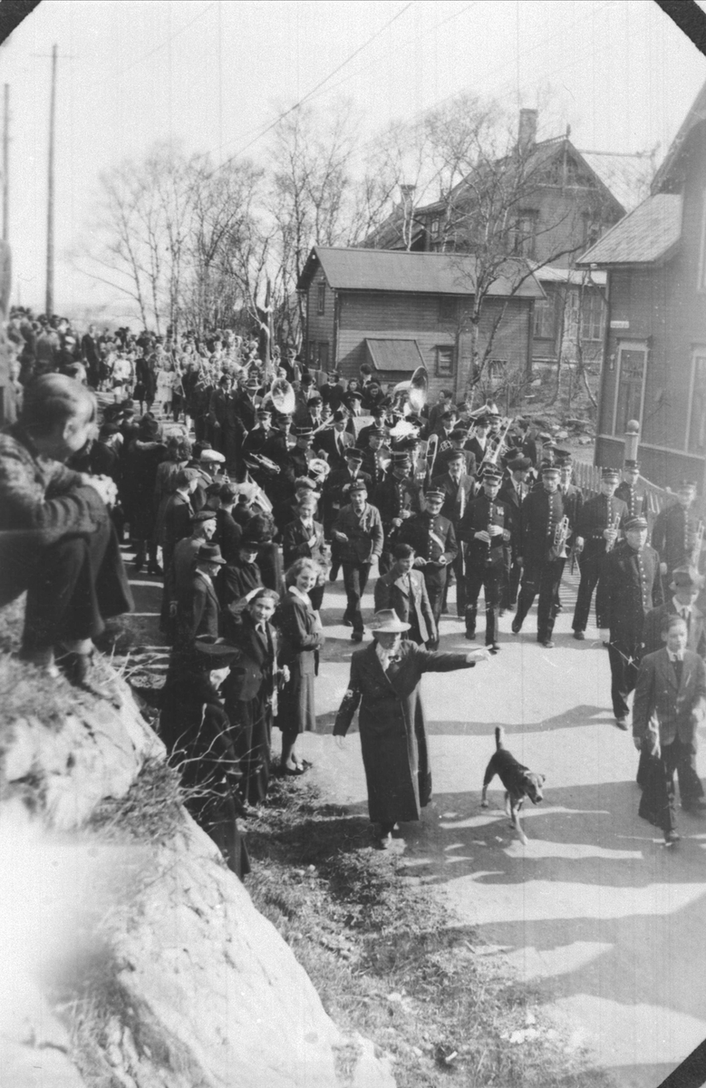 Divisjonsmusikken marsjerer ned Hålogalands gate på 17. mai, 1945.
