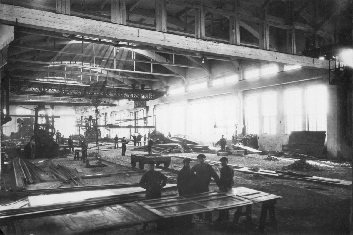 Interiör från plåtverkstaden vid Gävle Varv på 1920-talet.
