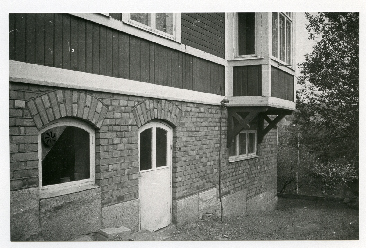 Västerås, Lustigkulla, kv. Greta.
Byggnad på Lustigkullagatan 18. 1972.