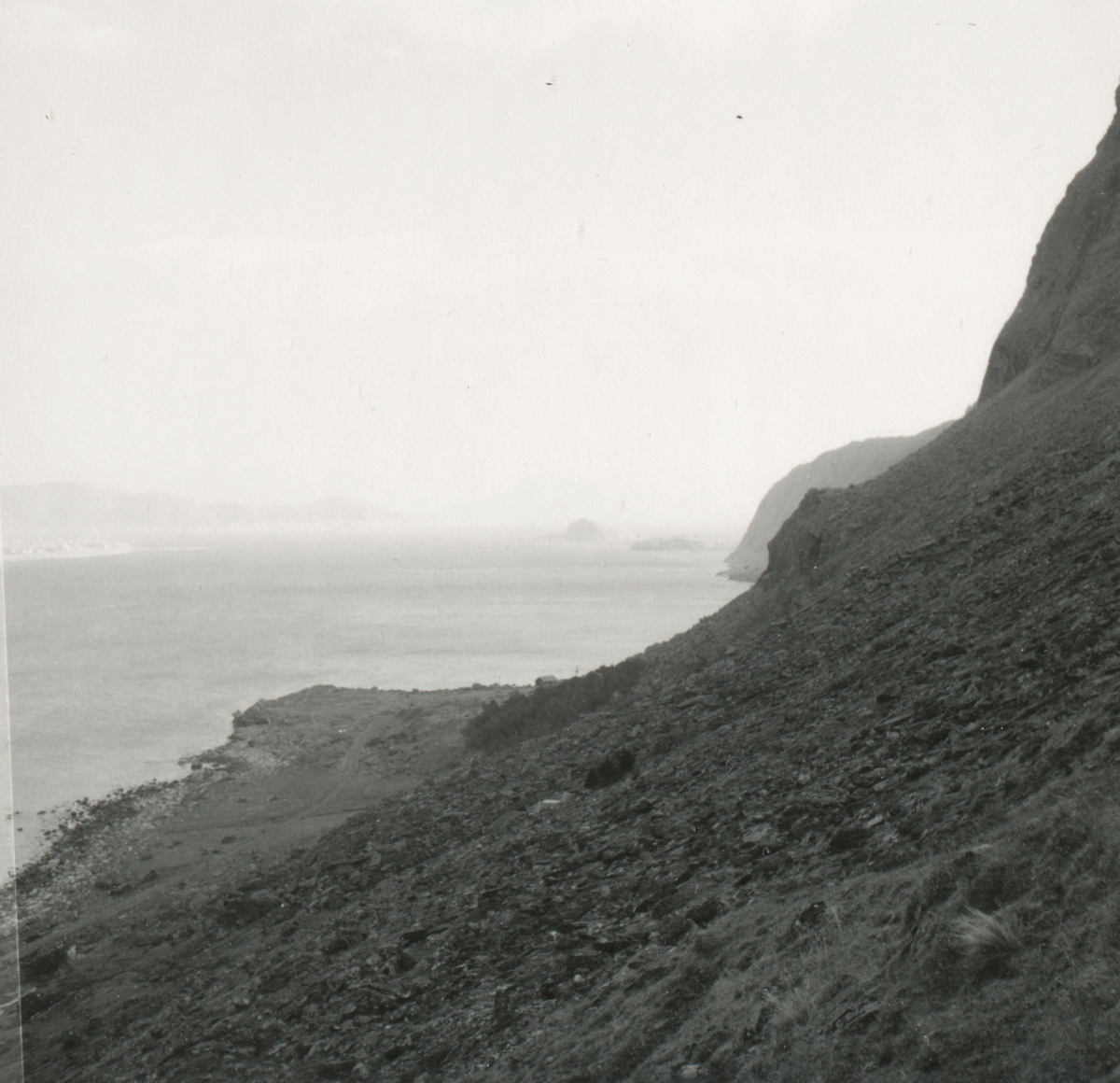 Oversiktsbilde fra fjellsiden på nordsiden av Godøya med Vindsneset sett mot øst.